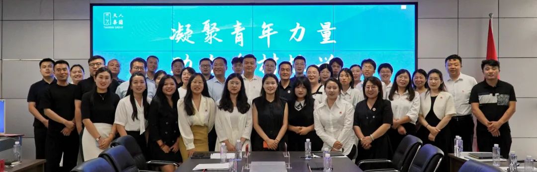 奋楫中流破万浪，阔步半山再攀登。.jpg