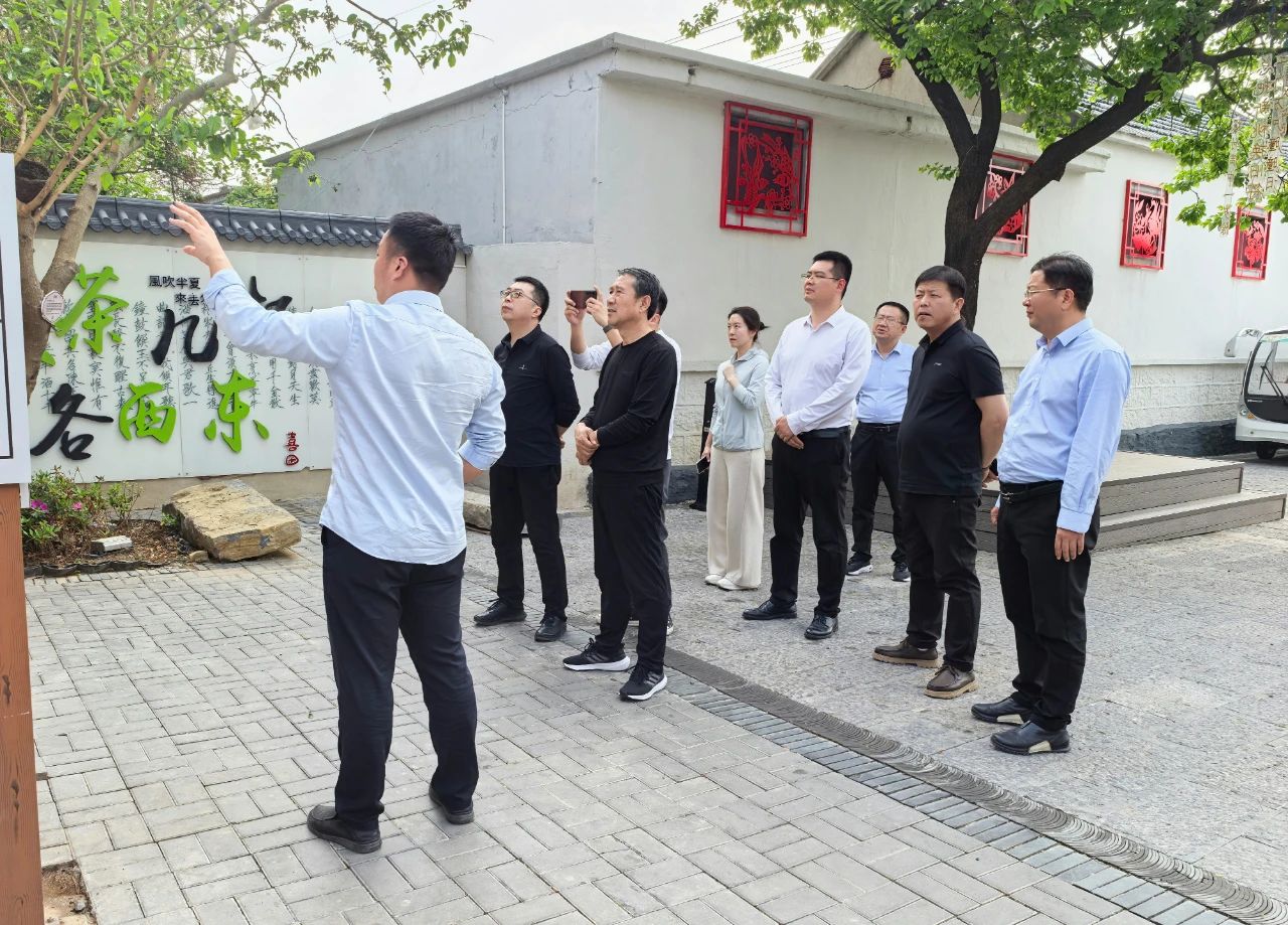 董事长孙汉雷对凌源市领导一行的到来表示热烈.jpg